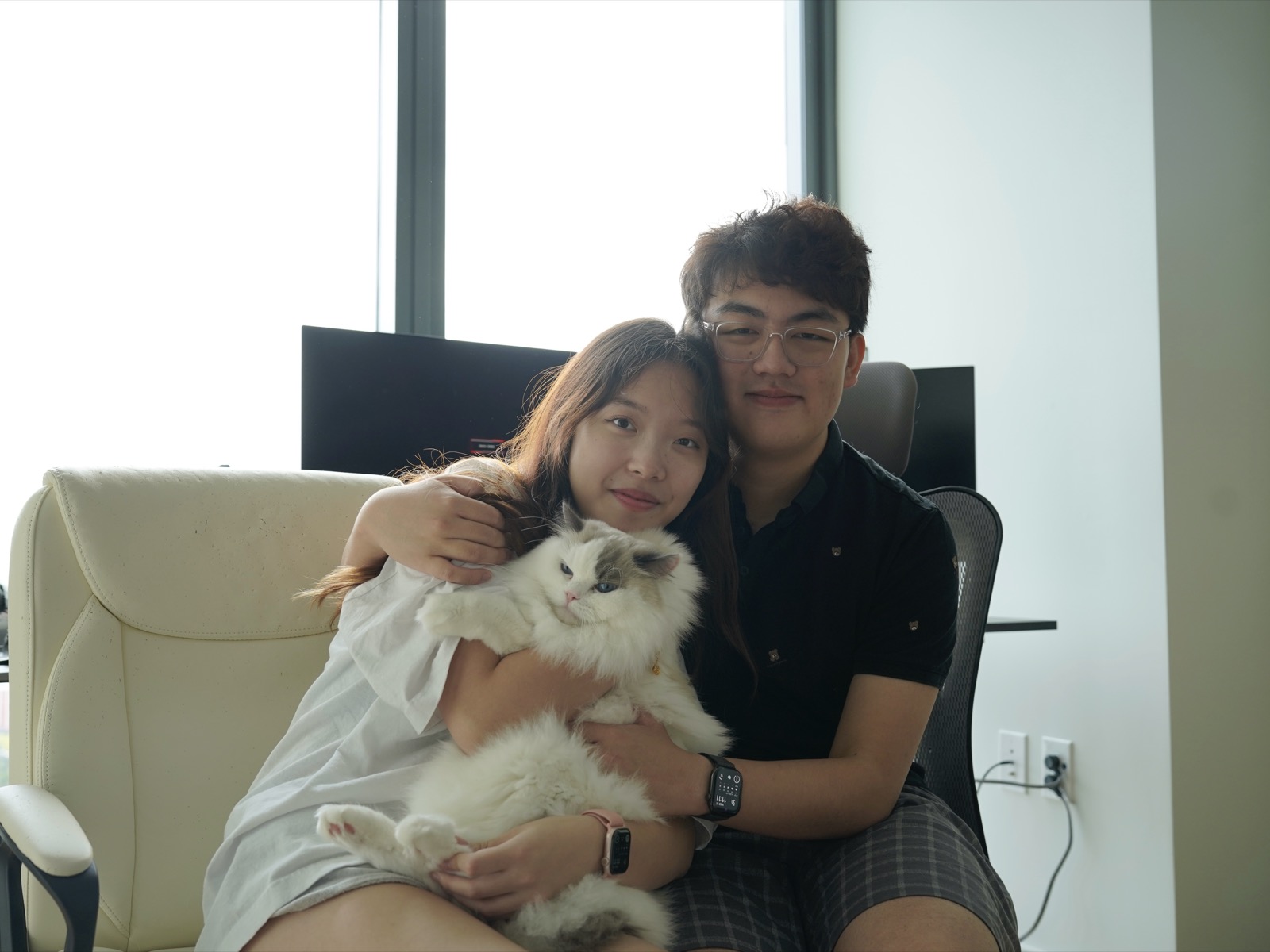 爸爸妈妈和 Chloe 姐姐在家里的合照